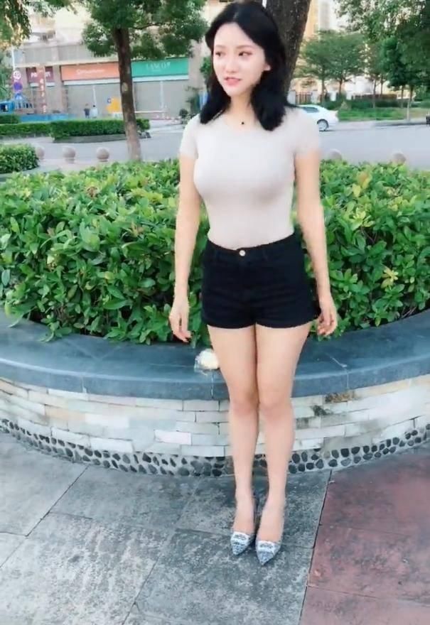 小姐姐|历久弥新的热裤穿搭,都市美女穿出新鲜美
