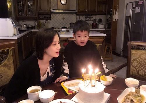 大廳|黃圣依節(jié)目曬出自家豪宅，大門是紅木做的，全是大富人家的標(biāo)配