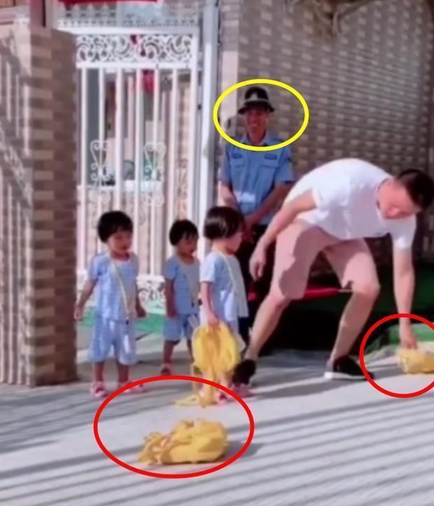 孩子|爸爸接女儿放学迟到了,三胞胎气得当场扔书包,门卫大爷笑翻了