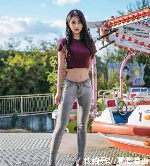 线条|紧身牛仔裤使得腿部线条更加好看,彰显文艺简约感