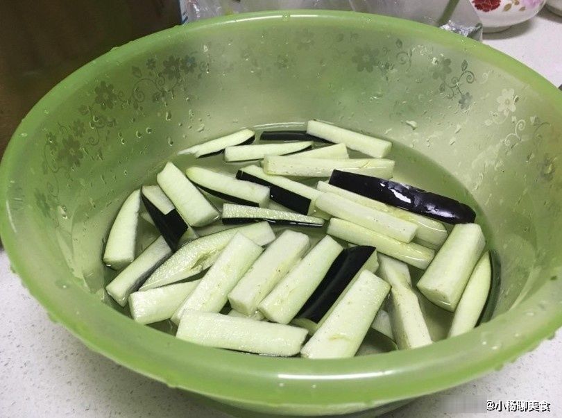 炒茄子时，不要先放油，学会这样做，茄子不油腻不发黑，口感香嫩