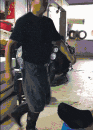 |搞笑GIF趣图大爷,你真会享受江边老头乐啊!