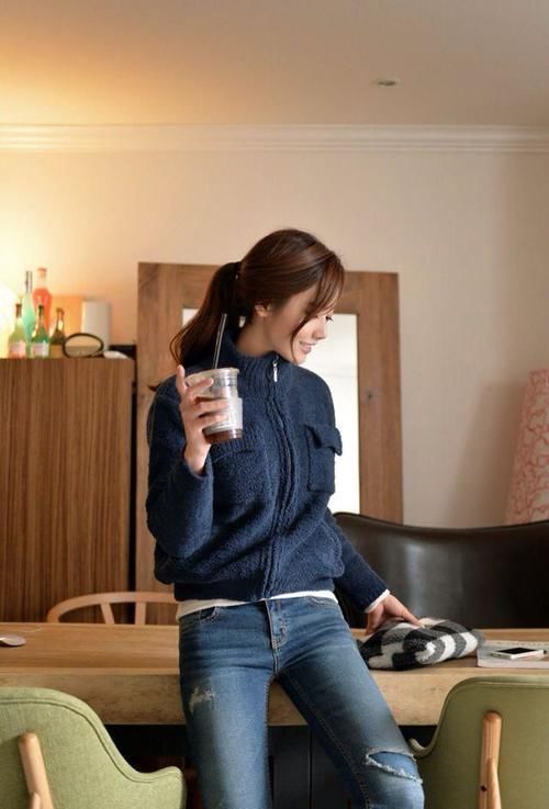 小姐姐|小姐姐穿上紧身裤,时尚穿搭吸引眼光,美得让人侧目!