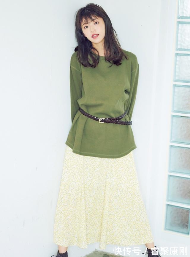 随性|卫衣+半裙=早秋最火混搭套路，时髦又有女人味