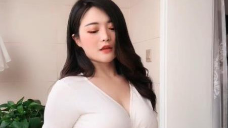 t恤 身材微胖的美女, 时尚穿搭V领T恤配包臀裙, 尽显魅力十足