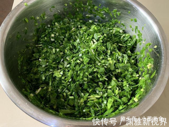 调韭菜馅时,掌握3个小窍门,韭菜翠绿不出水,太香了