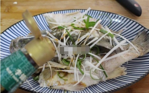 鲈鱼最简单的家常做法,鲜嫩少油,在家也能做出大厨的档次