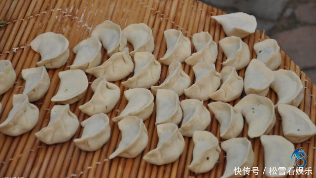 下锅|煮饺子时,记得不要开水就下锅,多加1步,饺子鲜香不破皮!