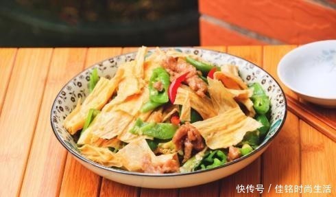 浸泡|腐竹直接在水里泡就错了，饭店都是这样做，简单方便还筋道