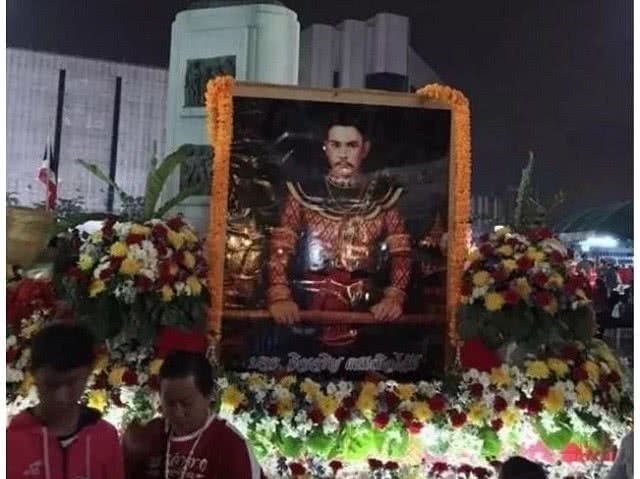 乡亲|他当皇帝后送家乡人18缸咸菜,乡亲扔了17缸,倒出来一看后悔不已