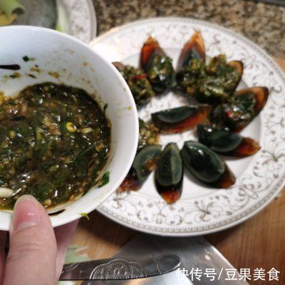 5分钟就能做好的青线椒拌皮蛋，简单又好吃