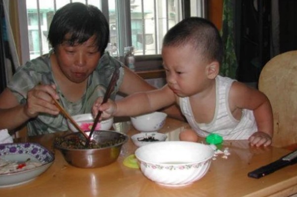 宝宝|满1岁的宝宝,喝奶和吃饭哪个为主做对了好处多,家长别大意