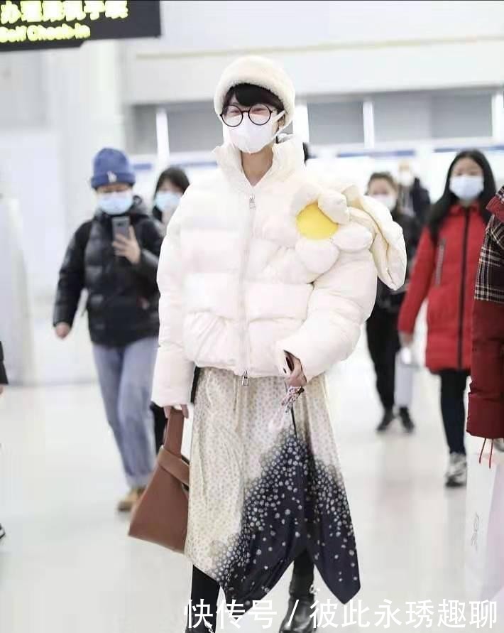 白色永不过时,今冬过年就穿白色羽绒服,优雅又大气
