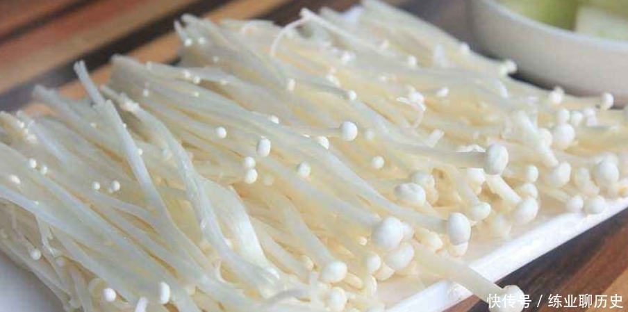 简单|金针菇别再涮火锅,教你个新吃法,简单一做外酥里嫩,比肉还好吃