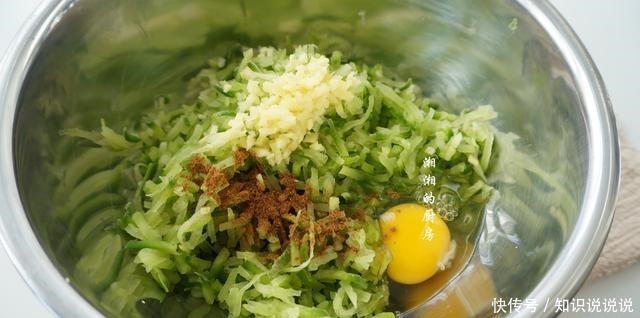 冬天多吃萝卜！试试这样做，不加一滴水，外酥内软，比肉丸子好吃