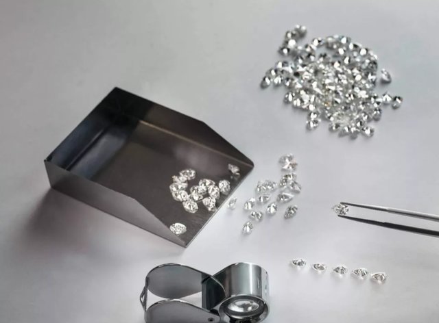 graff@GRAFF瑰丽珠宝的诞生过程揭秘双梨形和圆形钻石耳环