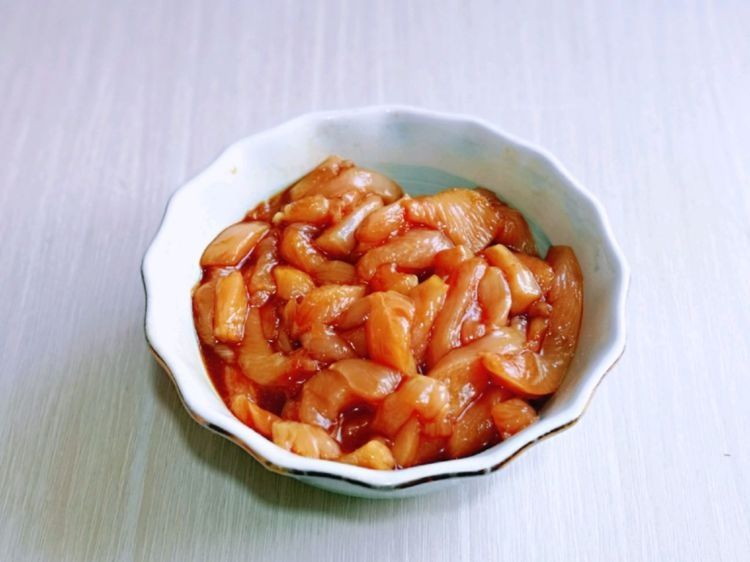 在家做好吃的小零食，椒盐鸡肉条太香了，孩子吃不够