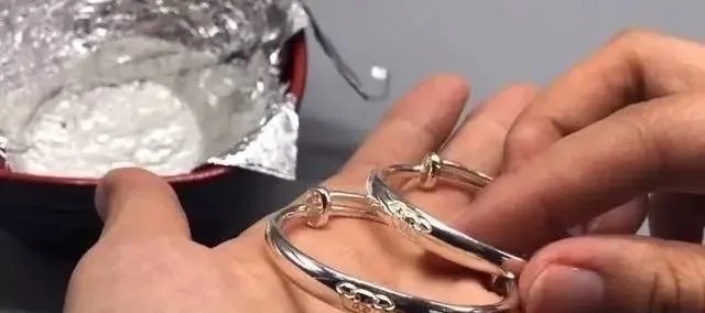 牙膏|银手镯脏了还在用牙膏洗?用这招,简单泡一泡立马明亮如新,(宫银堂)