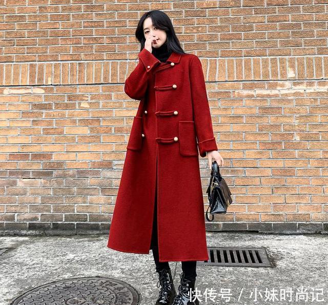 新年必备的红色大衣配什么下装? 今年流行这样搭配, 洋气时髦!