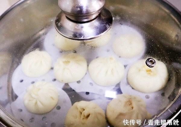 蒸包子时，最忌直接上锅蒸，记住3诀窍，包子暄软蓬松不塌陷