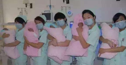 多胞胎|首例成功出生的五胞胎,现在怎么样了?妈妈完美诠释“为母则刚”