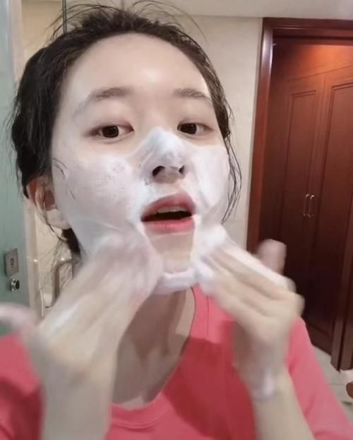 洁面|刚打湿脸就急着抹洗面奶，难怪黑头闭口疯长，教你正确的洗脸方式