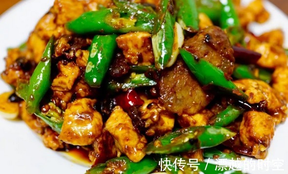 大叔炒的辣椒鸡丁，做法简单，好吃下饭，肉比外面给的多！
