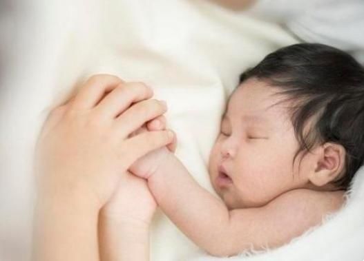 婴儿|婴儿有睡眠“窗口期”?抓住3个月的好时机,培养娃睡整觉更容易