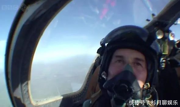 一科学家将飞机几乎开到大气边缘,看到大气层已薄成一条细蓝线