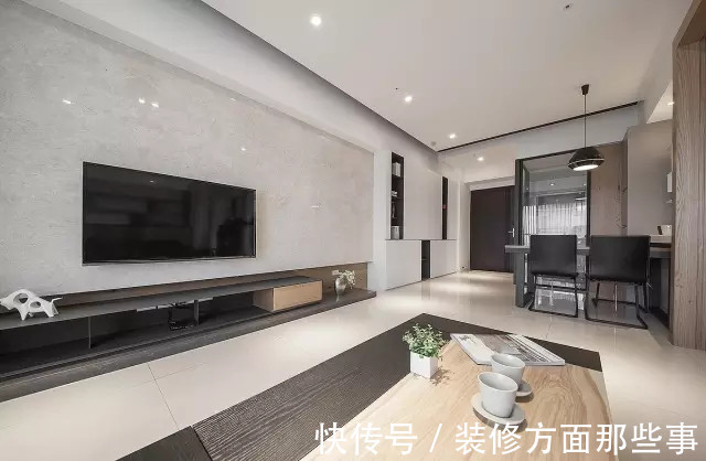 玄关|115平现代风二居室,玄关柜子墙收纳性超强