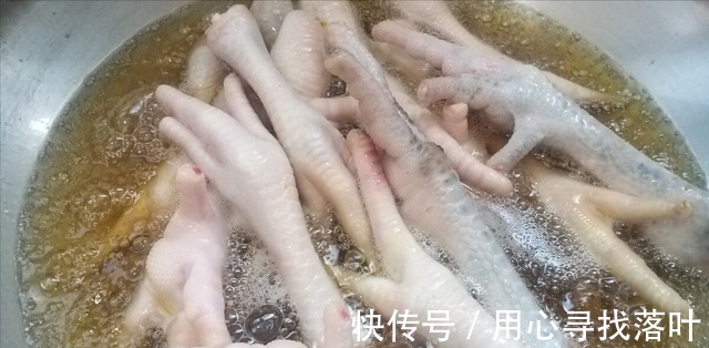 做虎皮鸡爪记住“1煮1泡”窍门,鸡爪快速起皱脱骨,皮酥肉嫩!