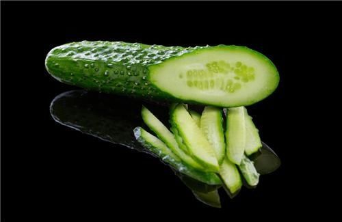 购买黄瓜时,该挑直的还是弯的老菜农记住这几点,就不会买错