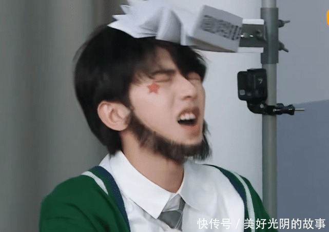 关晓彤 跑男集体受惩罚,纸板打蔡徐坤额头,疼到闭眼,看清关晓彤,服了