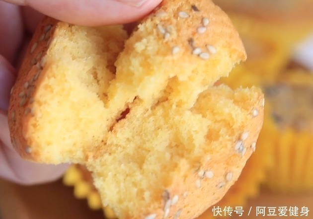 搅拌均匀|最简单蛋糕做法一搅一拌两步出锅，不加一滴水和油，全家抢着吃