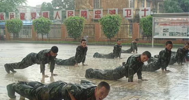 俯卧撑|新兵训练，1分钟做多少个俯卧撑才算合格？普通人难达到