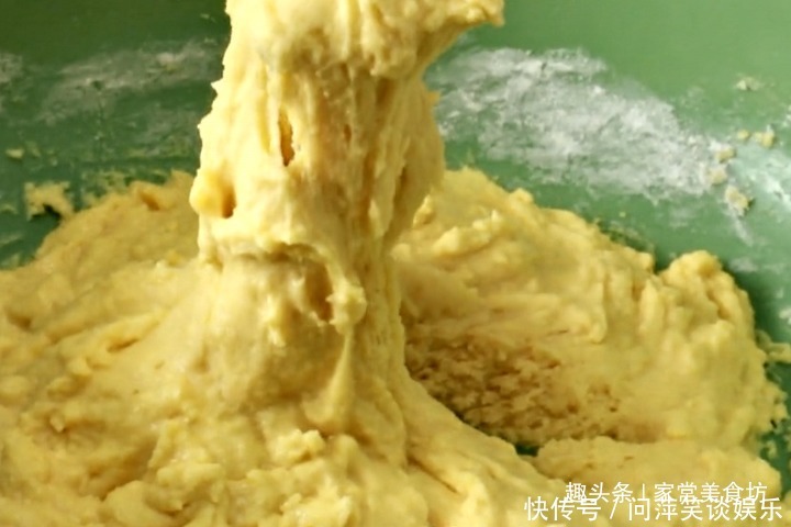 搅拌均匀|做玉米面蒸糕,用冷水还是热水和面很多人做错,难怪发硬不好吃