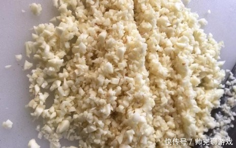 炸蒜蓉时,别直接放油锅炸,大厨教你4招,香浓味美不发黑!