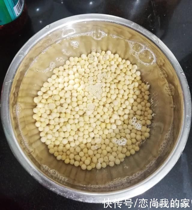  快过年啦!自制豆腐豆香味更浓，过年家里聚餐做菜也方便!
