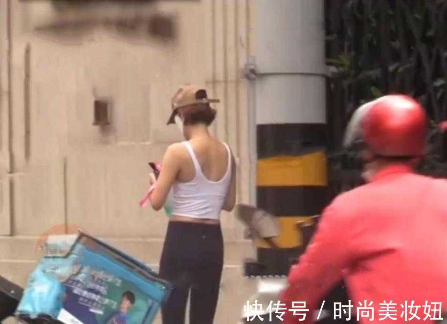 少女|45岁马伊琍真放得开,露脐背心配紧身裤出街,身材不输少女