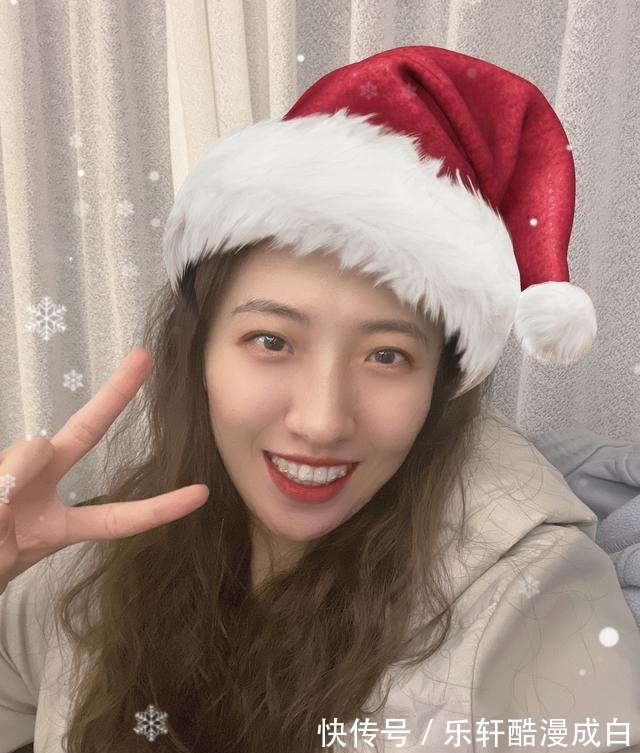 辽宁女排|丁霞很美丽!30岁女排二传晒新年照一头飘逸长发,比剪刀手可爱