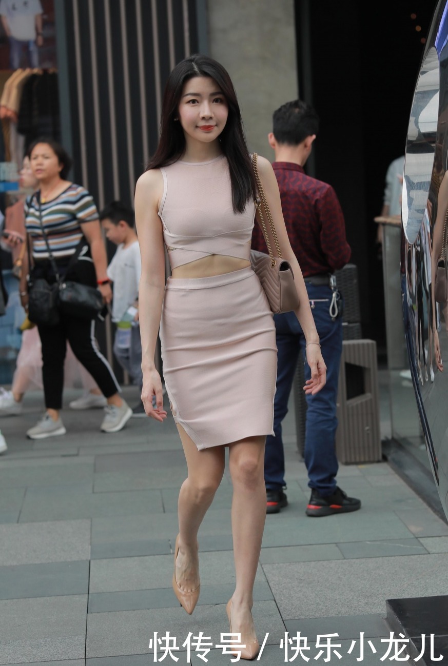 大秀|卡其色的套装,不仅大秀高挑好身材,更是把美腿突显得淋漓尽致