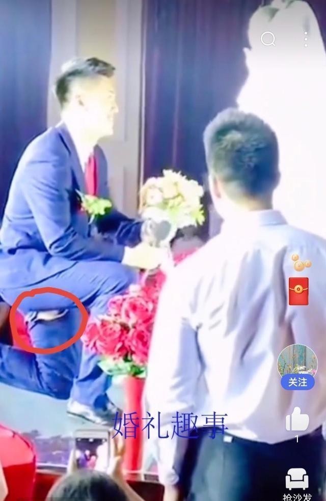尴尬了!新郎婚礼现场深情款款单膝下跪给新娘献花,裤裆突然爆了