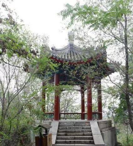 孟姜女哭长城$庙门上一副对联,百年来无人正确读出,郭沫若看后却随口而出