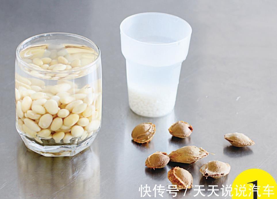 银鱼蛋饼套餐,还有蜂蜜西红柿佐餐,清清爽爽有营养