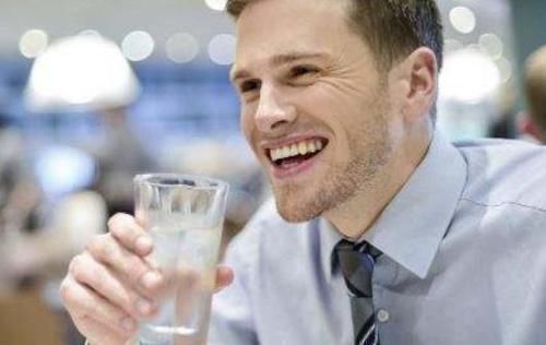 身体健康|白开水是免费的“长寿药”，但2个时间段尽量少喝，多数人均忽略
