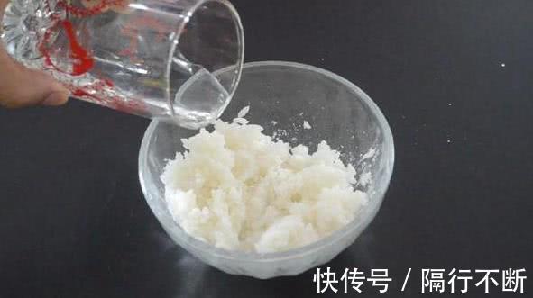 洗衣粉倒在米饭里太厉害了,解决了很多家庭困扰的烦恼,赶紧试试