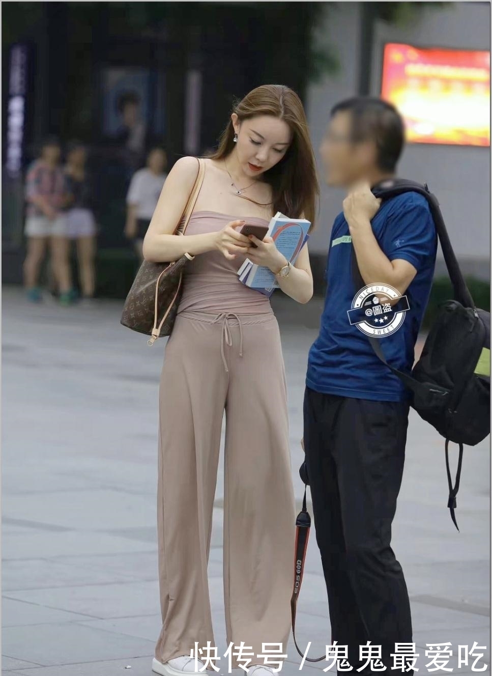 街拍：美女高挑，身体也十分的苗条，穿衣富有