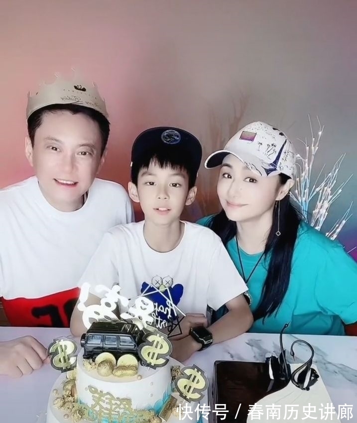 主持人|曹颖晒儿子当主持人的照片,长得眉清目秀,工作十几个小时强度高