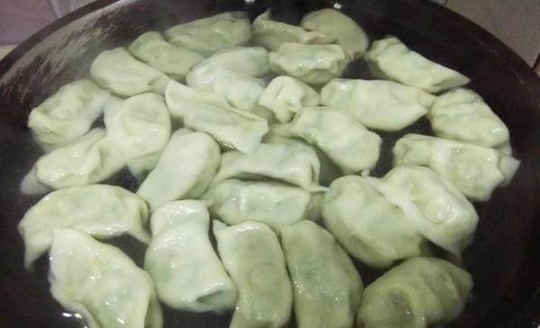 下锅|煮饺子时,万万不可水开就下锅,多加这1步,饺子鲜嫩不破皮