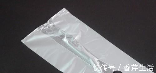 保鲜袋|地漏反味太臭了，一个塑料袋就能轻松解决了，看完抓紧提醒家人